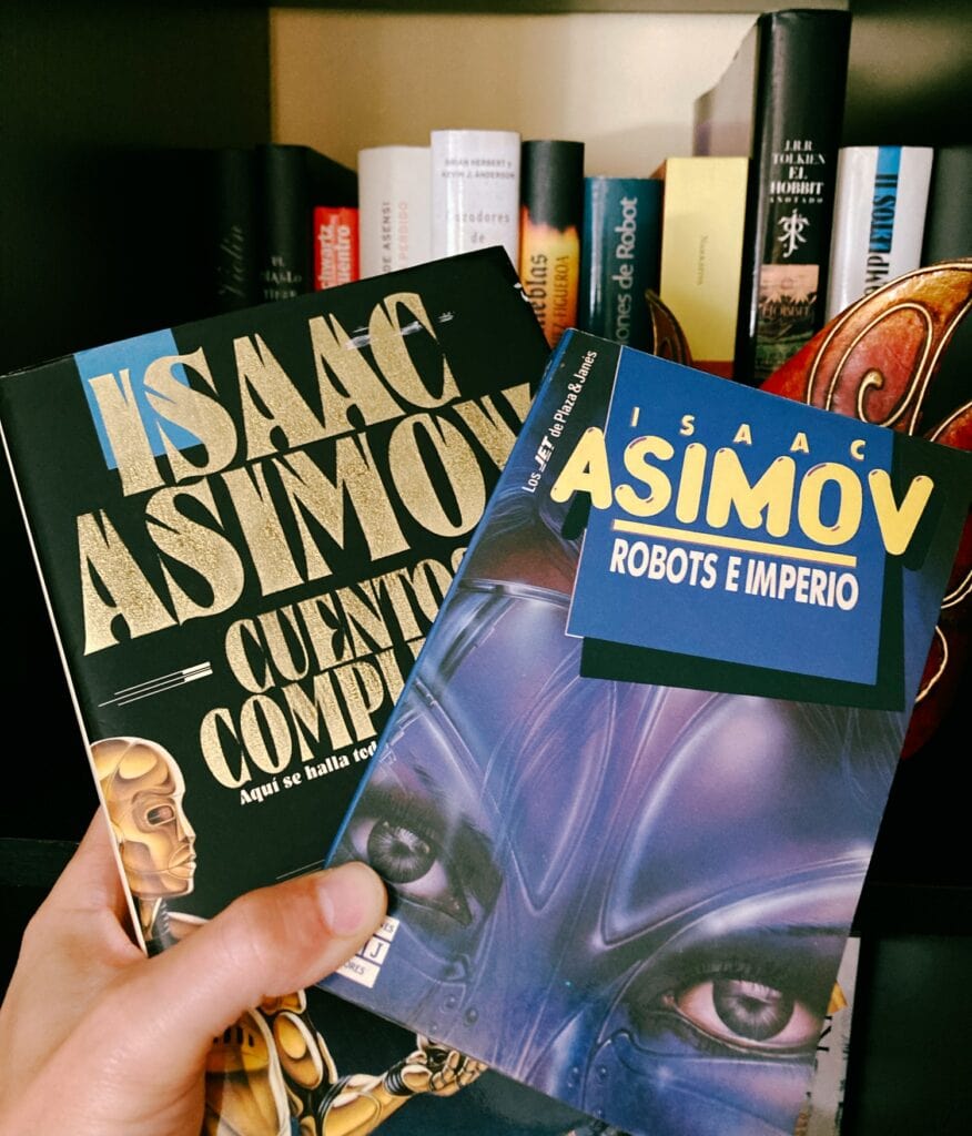 En mi mano: algunos libros de ciencia ficción que me he leído. Las ediciones son bastante antiguas. Posiblemente, son algunos de los mejores libros de toda la historia. 