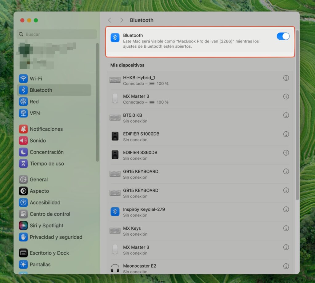 Panel de control Bluetooth de macOS con los dispositivos conectados de manera inalámbrica. 