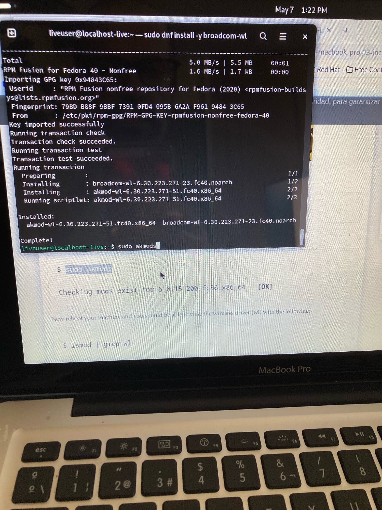 Instalando los drivers wifi de Broadcom que faltan para que Fedora reconozca el chip set wifi del MacBook pro